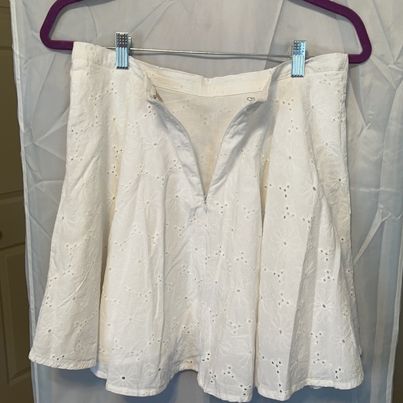 Cute mini skirt. - Picture 3 of 6